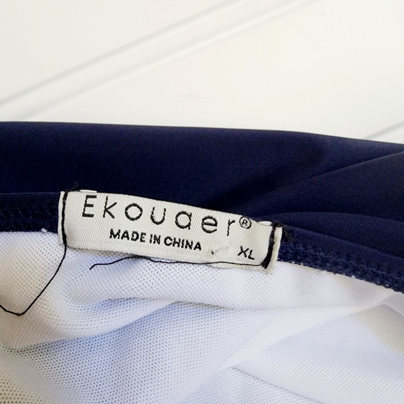 Ekouaer Plunging Ruffle Swimsuit - Picture 10 of 10